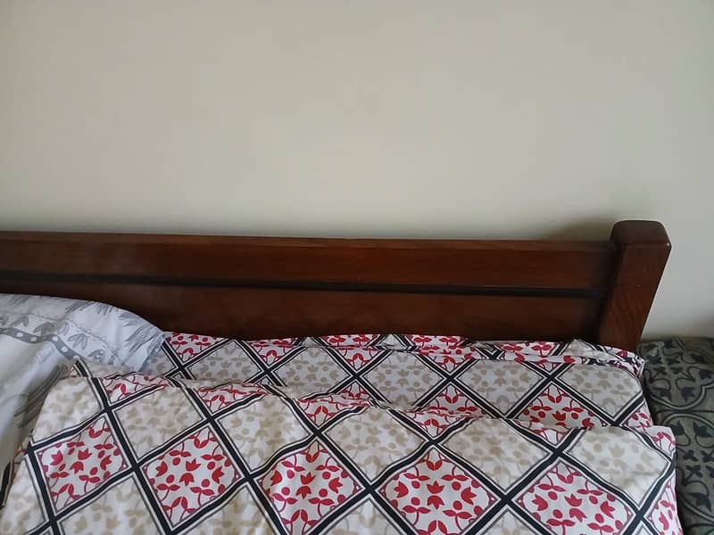 2 single beds with side table 4