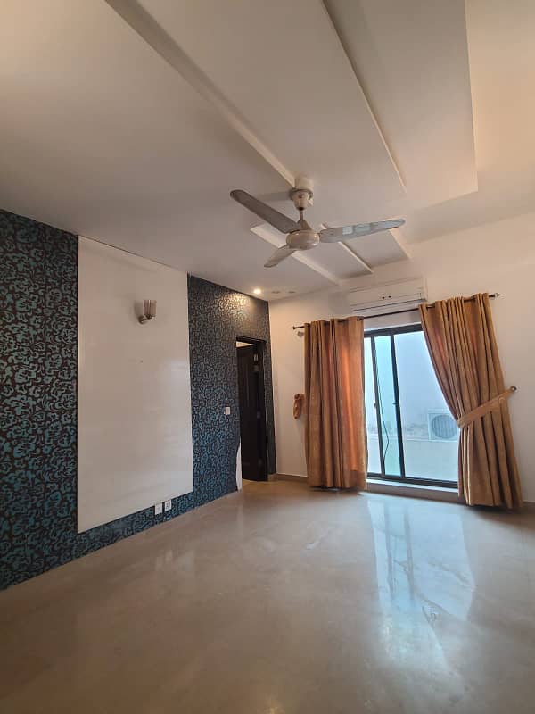 1 kanal Upper Portion for Rent in DHA Phase 4, Lahore 8