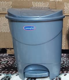 Imported Made in Uae 10 Litre paddle Dustbin with Bucket Inside