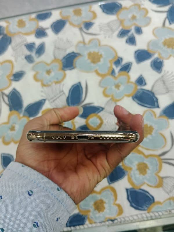 i phone XS Max 256 GB  PTA approved 10 By 9 condition water pack 4