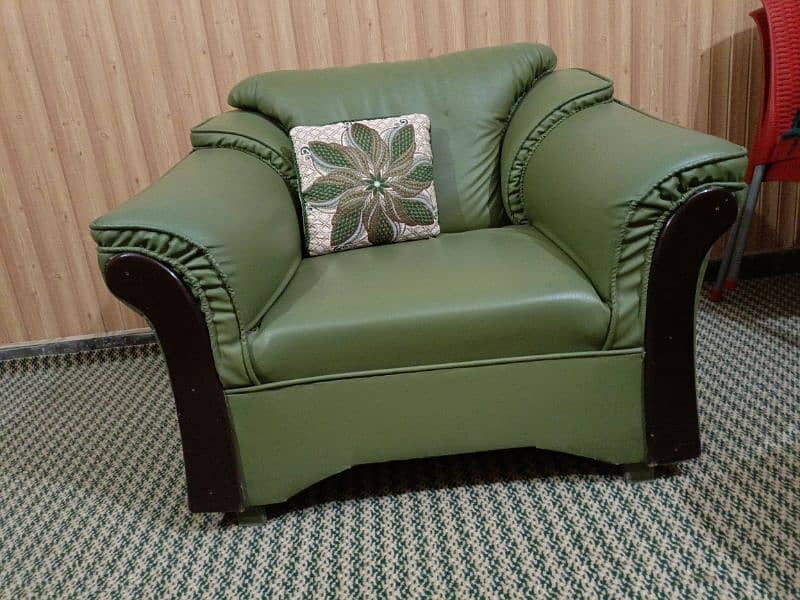 A Comfortable Sofa Set that gives Lavish Look. It's made pure leather. 0