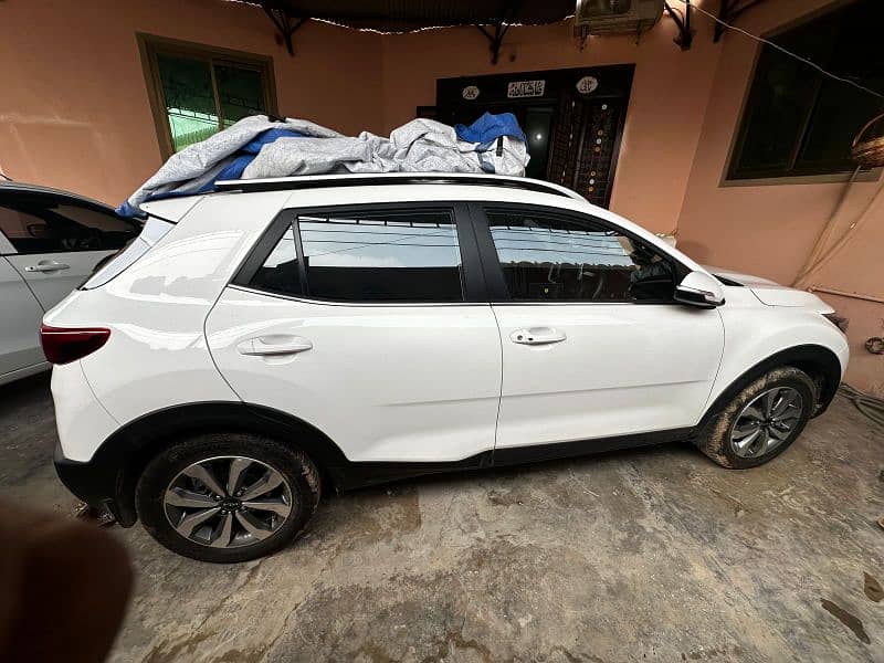 KIA Stonic with sunroof milage 3600 cchali hai 9