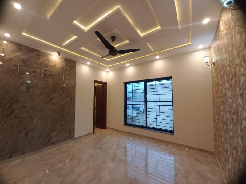 5 Marla Like New House Available For Sale In Bahria Town Lahore. 16