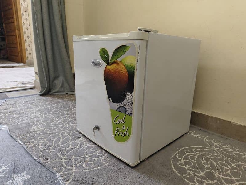 Super General Mini Refrigerator 0