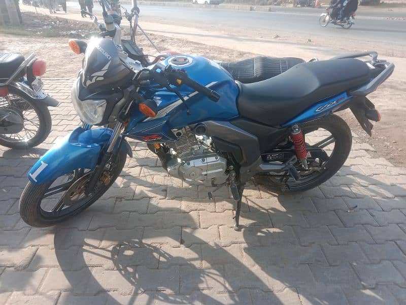 Suzuki GXs 125 3