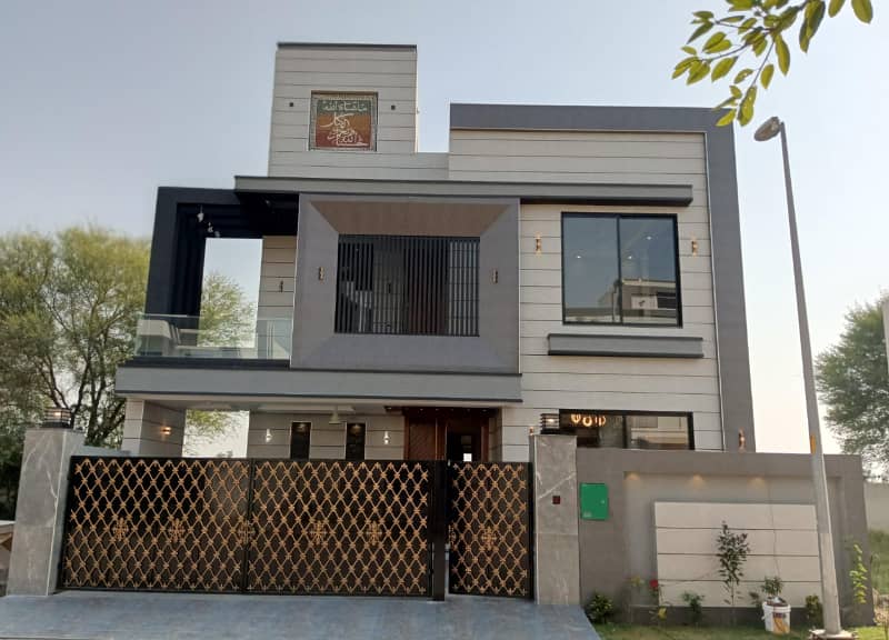 10 Marla Like Brand New House With Gas Available For Rent In Bahria Town Lahore. 0