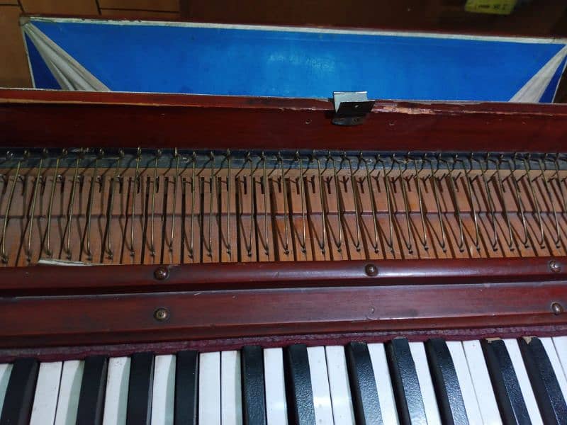 harmonium. 2