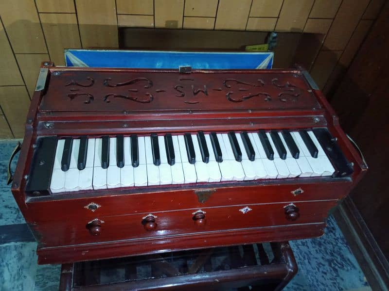 harmonium. 3