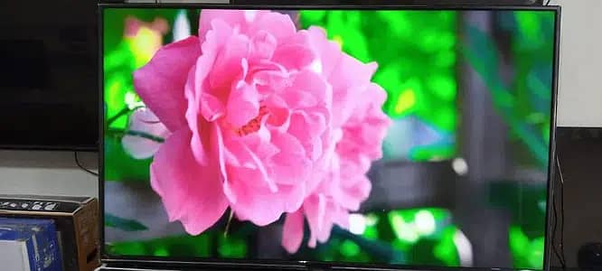 32 inch smart LED TV ith Warranty 40"smart UHD 8K model 03334804778 0