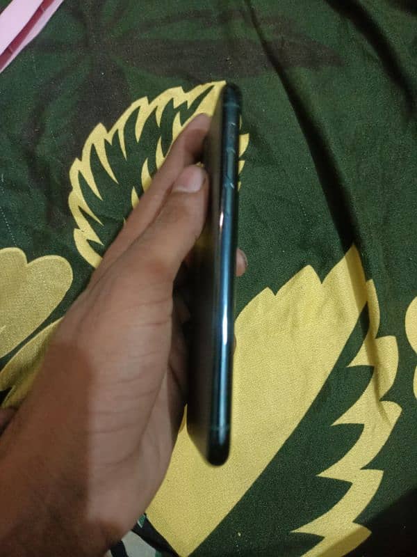 iPhone 11 pro Wather pack 10/10 condition 2