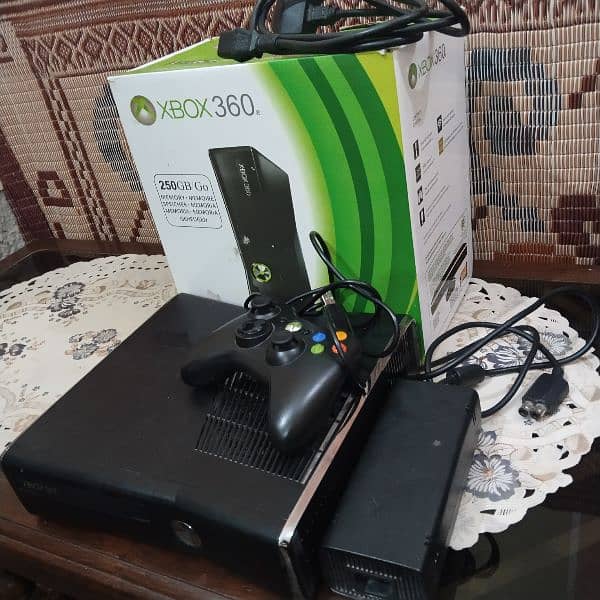 Xbox 360 slim  250GB / 250 GB Hard disk with one wired controller 3