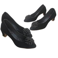 woman velvet fancy pumps