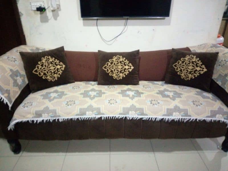 Almost brand new 3 seater sofa 7