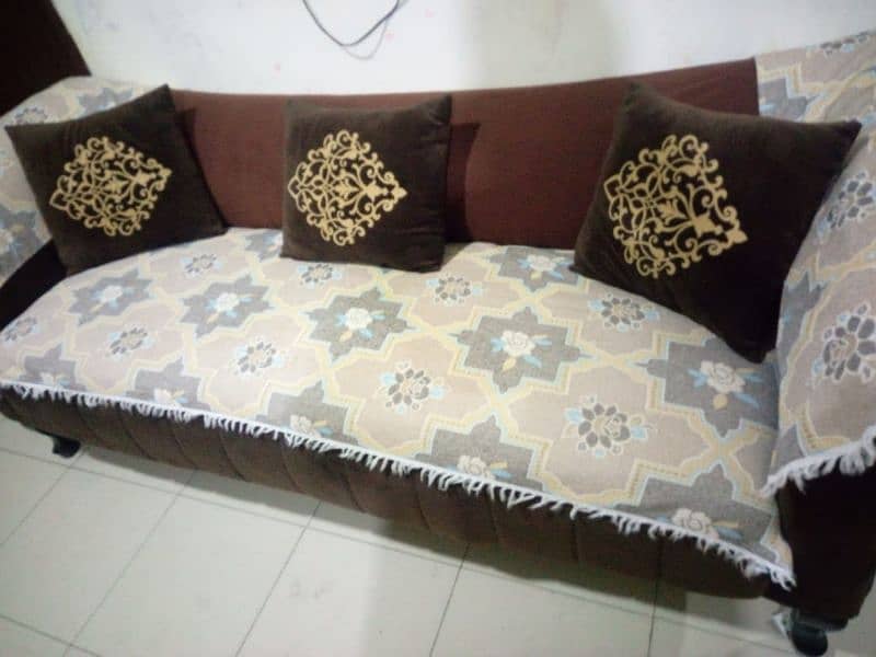 Almost brand new 3 seater sofa 8