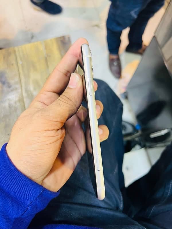 iPhone 11 pta ha 73 battery ha watar pick ha box bi ha 6