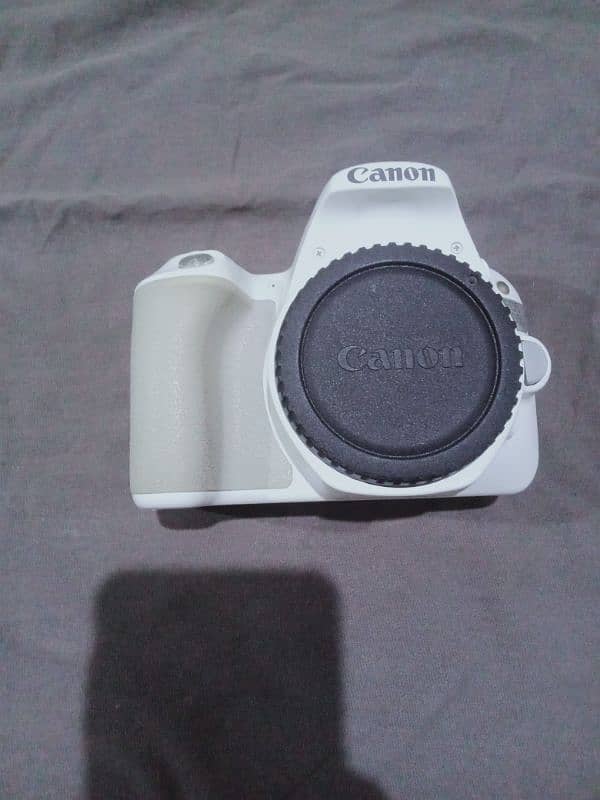 canon 200d white with complete set 3