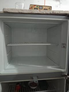 Medium size dawlance fridge for sell