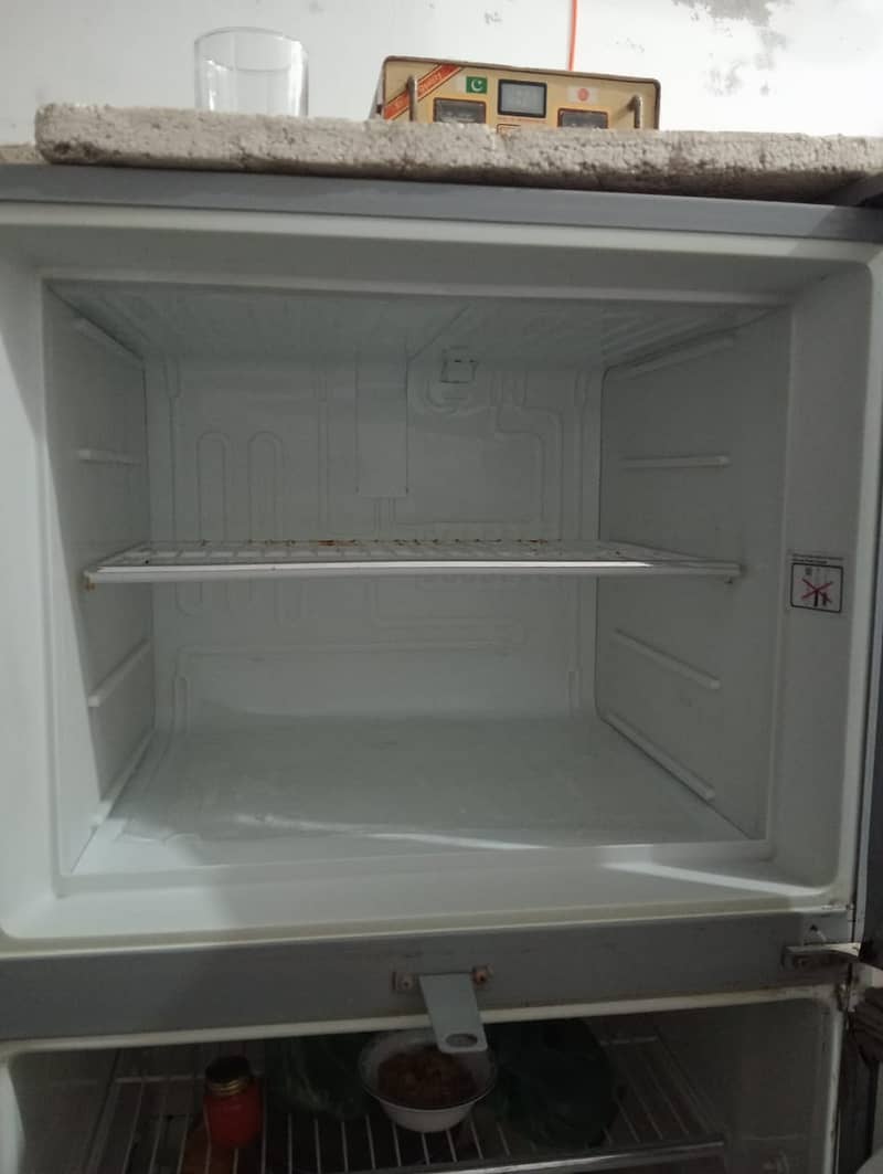 Medium size dawlance fridge for sell 0