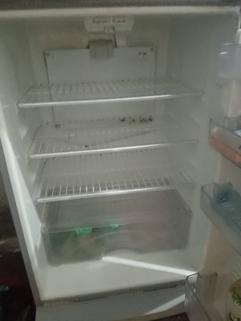 Medium size dawlance fridge for sell 1