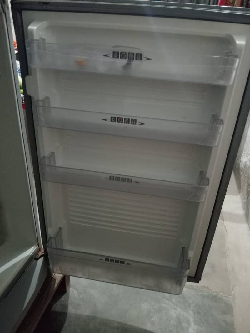 Medium size dawlance fridge for sell 2