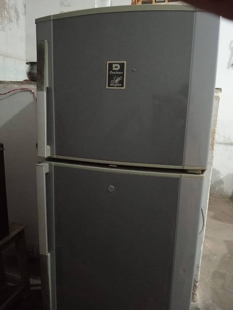 Medium size dawlance fridge for sell 3