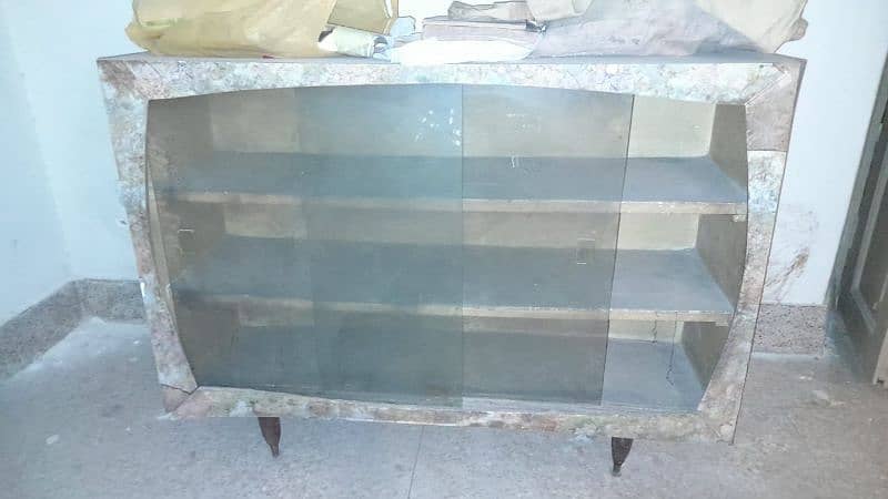 Showcase in good condition for sale 1