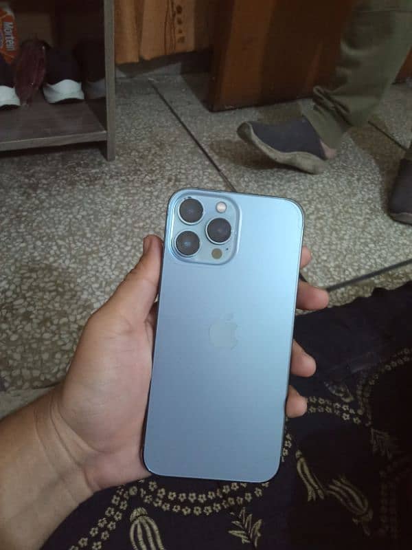 I am selling apple iphone 13 pro max 3