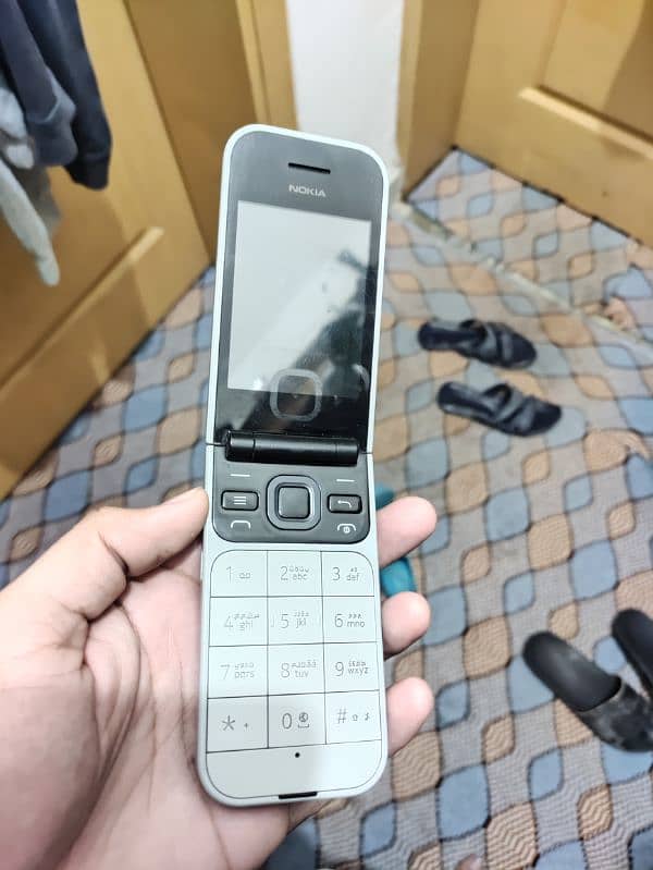 Nokia 2720 Flip 0