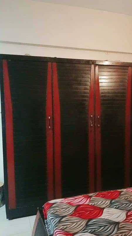 3 door wooden wardrobe in good condition 1