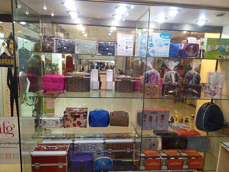 Shop Showcase Counter sliding show windows glass racks for sale 7