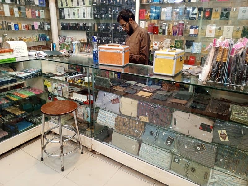 Shop Showcase Counter sliding show windows glass racks for sale 9