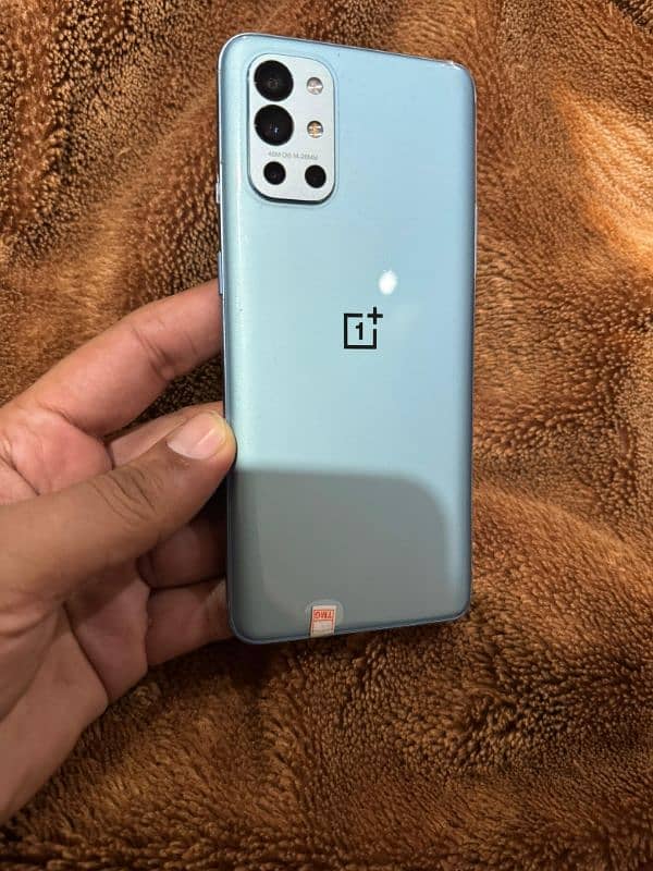 OnePlus 9R 8 gb 128 with a minor green line 2