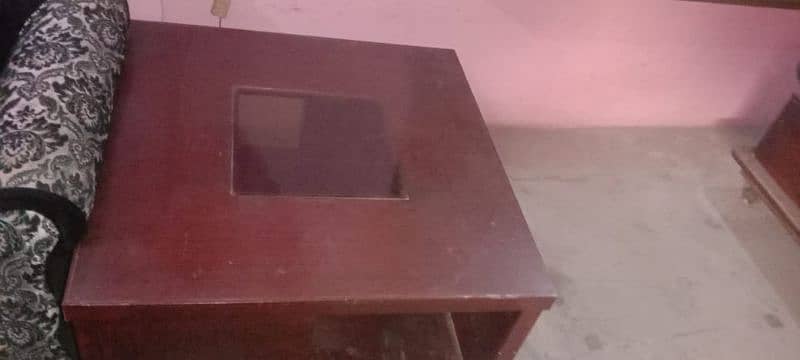 centre table in very good condition 0