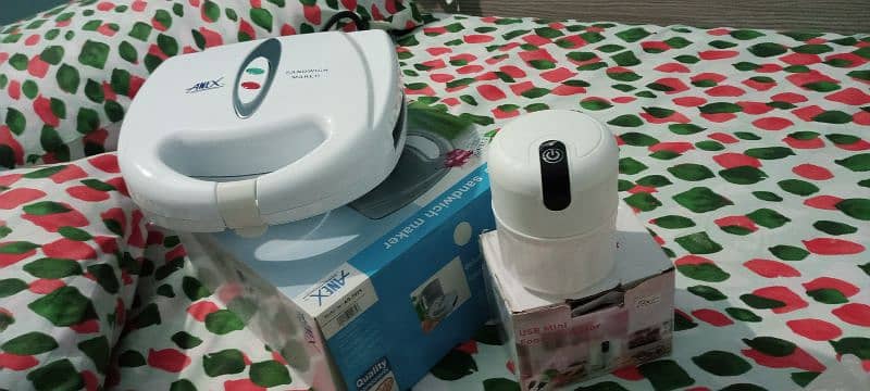 Sandwich maker and mini food processor 2