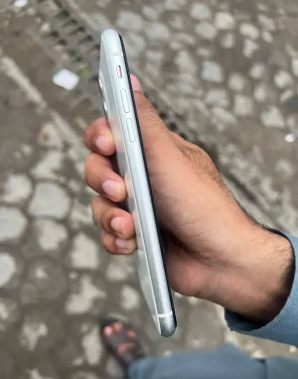 iphone 11 factory unlock non pta 64gb urgent sale 2