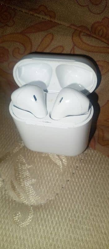 I phone airpods New 10/10 Condition With I phone cable charging 3