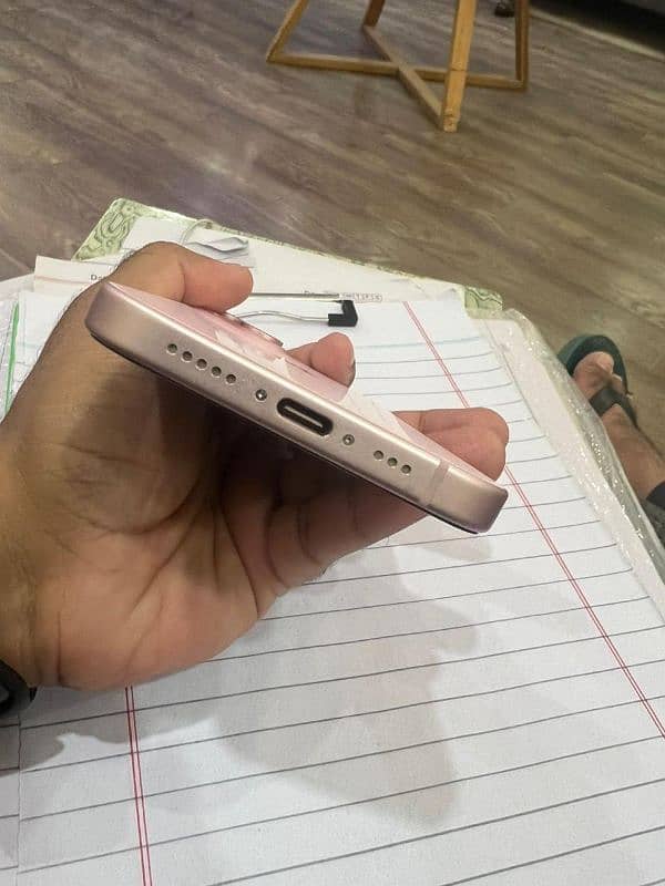 Apple iPhone 15 - 128 GB - Pink 3