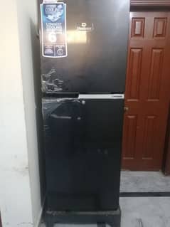 dawlance ka frige hai full size