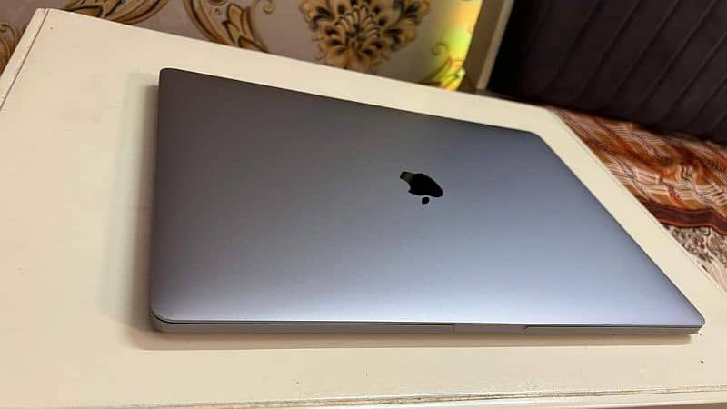 MacBook pro 2019 15inch 1