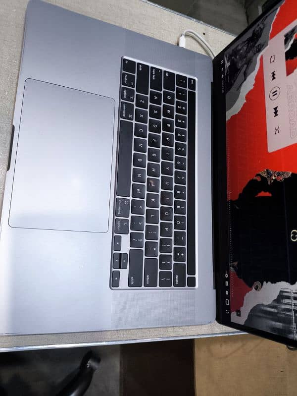 2019//2020 apple MacBook Pro air core i7 scrathless condition 1