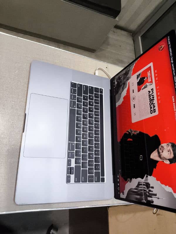 2019//2020 apple MacBook Pro air core i7 scrathless condition 2