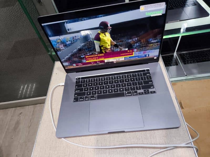 2019//2020 apple MacBook Pro air core i7 scrathless condition 3