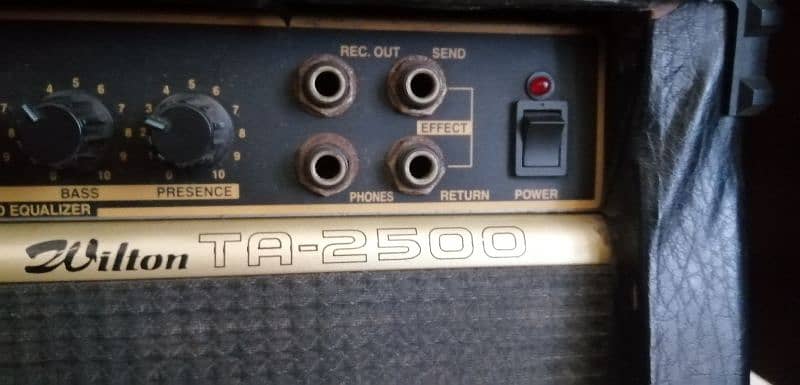 Wilton TA-2500 amplifier. distortion and gain built in 4