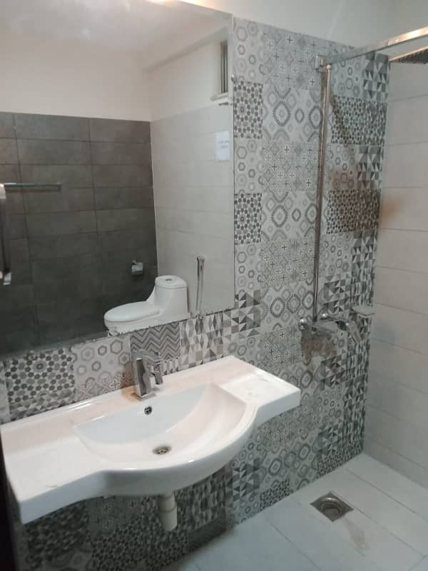 12 Marla 4 Bedrooms Flat Fully Tiled For Rent 5