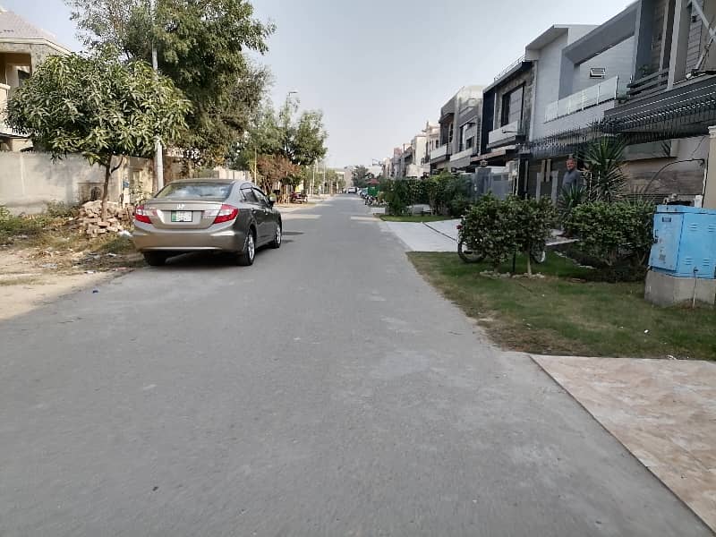 A Centrally Located House Is Available For sale In Lahore 28