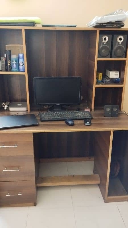 computer table in best condition 0