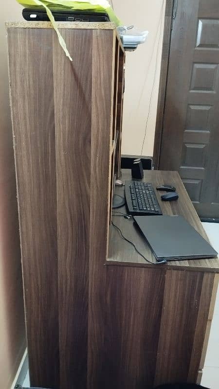 computer table in best condition 1