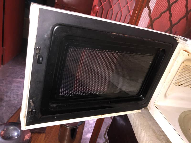 Haier HGN-2070M Microwave Oven 1