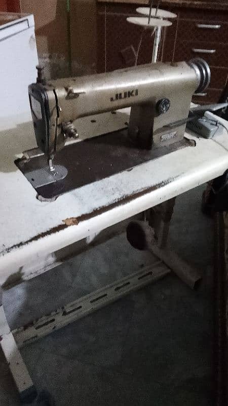 Good condition sewing machine 2