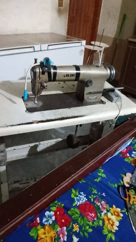 Good condition sewing machine 3